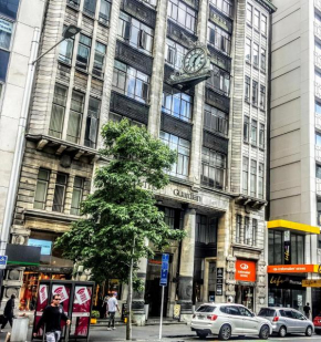 Beautiful Bargain, quiet Apt in Queen St